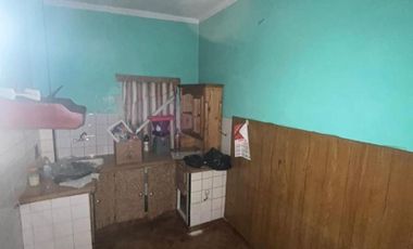 Excelente propiedad multifamiliar con: Local, Vivienda 4 ambientes en primer piso y garaje, dos PH 2 ambientes en planta baja en estado original.