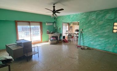 Excelente propiedad multifamiliar con: Local, Vivienda 4 ambientes en primer piso y garaje, dos PH 2 ambientes en planta baja en estado original.