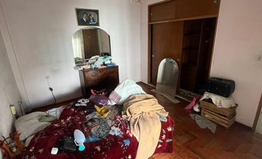 Excelente propiedad multifamiliar con: Local, Vivienda 4 ambientes en primer piso y garaje, dos PH 2 ambientes en planta baja en estado original.