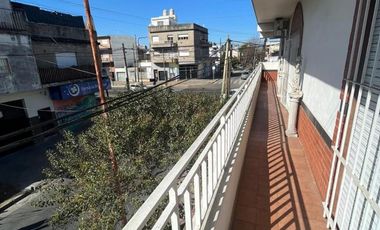 Excelente propiedad multifamiliar con: Local, Vivienda 4 ambientes en primer piso y garaje, dos PH 2 ambientes en planta baja en estado original.