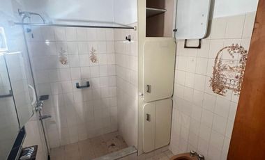 Excelente propiedad multifamiliar con: Local, Vivienda 4 ambientes en primer piso y garaje, dos PH 2 ambientes en planta baja en estado original.