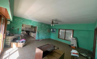 Excelente propiedad multifamiliar con: Local, Vivienda 4 ambientes en primer piso y garaje, dos PH 2 ambientes en planta baja en estado original.