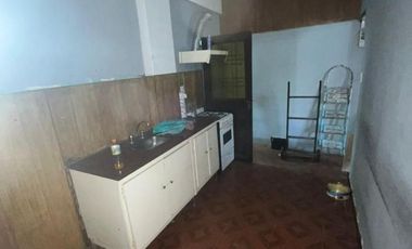 Excelente propiedad multifamiliar con: Local, Vivienda 4 ambientes en primer piso y garaje, dos PH 2 ambientes en planta baja en estado original.