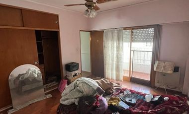 Excelente propiedad multifamiliar con: Local, Vivienda 4 ambientes en primer piso y garaje, dos PH 2 ambientes en planta baja en estado original.