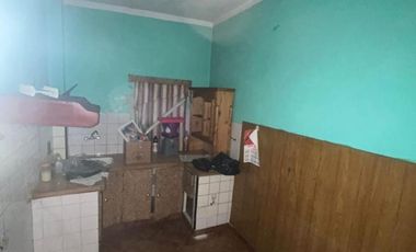 Excelente propiedad multifamiliar con: Local, Vivienda 4 ambientes en primer piso y garaje, dos PH 2 ambientes en planta baja en estado original.