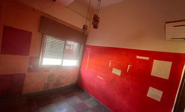 Excelente propiedad multifamiliar con: Local, Vivienda 4 ambientes en primer piso y garaje, dos PH 2 ambientes en planta baja en estado original.