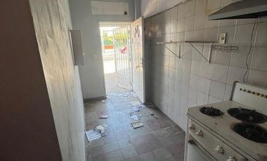 Excelente propiedad multifamiliar con: Local, Vivienda 4 ambientes en primer piso y garaje, dos PH 2 ambientes en planta baja en estado original.
