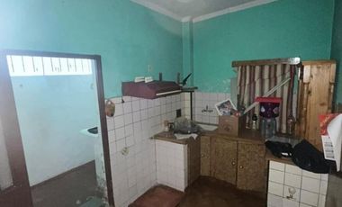 Excelente propiedad multifamiliar con: Local, Vivienda 4 ambientes en primer piso y garaje, dos PH 2 ambientes en planta baja en estado original.