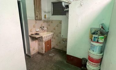 Excelente propiedad multifamiliar con: Local, Vivienda 4 ambientes en primer piso y garaje, dos PH 2 ambientes en planta baja en estado original.