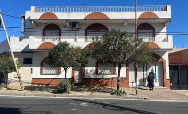 Excelente propiedad multifamiliar con: Local, Vivienda 4 ambientes en primer piso y garaje, dos PH 2 ambientes en planta baja en estado original.