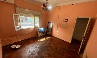 Excelente propiedad multifamiliar con: Local, Vivienda 4 ambientes en primer piso y garaje, dos PH 2 ambientes en planta baja en estado original.