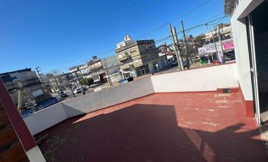 Excelente propiedad multifamiliar con: Local, Vivienda 4 ambientes en primer piso y garaje, dos PH 2 ambientes en planta baja en estado original.