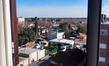 Departamento tres ambientes con cochera venta Monte Grande Centro
