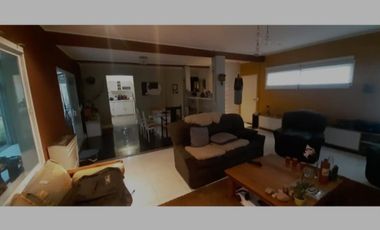 VENDO CASA MINIMALISTA CON PEQUEÑA CABAÑA