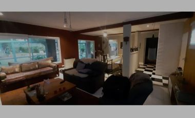 VENDO CASA MINIMALISTA CON PEQUEÑA CABAÑA