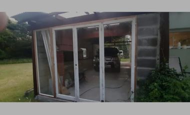 VENDO CASA MINIMALISTA CON PEQUEÑA CABAÑA