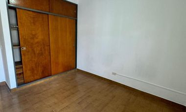 DEPARTAMENTO DOS AMBIENTES EN PRIMER PISO SOBRE AVENIDA ARIETA