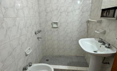 DEPARTAMENTO DOS AMBIENTES EN PRIMER PISO SOBRE AVENIDA ARIETA