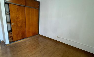 DEPARTAMENTO DOS AMBIENTES EN PRIMER PISO SOBRE AVENIDA ARIETA