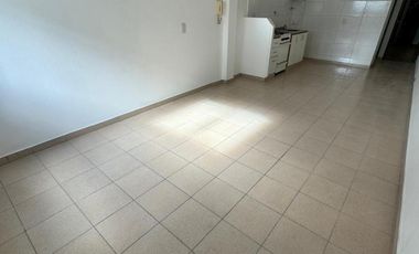 DEPARTAMENTO DOS AMBIENTES EN PRIMER PISO SOBRE AVENIDA ARIETA