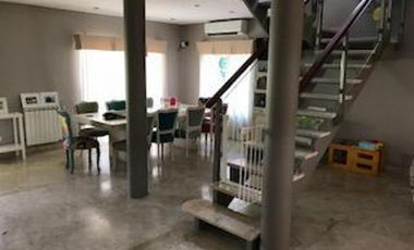 EXCELENTE PROPIEDAD EN ZONA EXCLUSIVA DE BANFIELD OESTE.