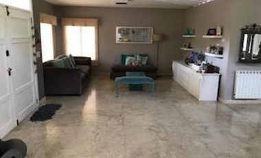 EXCELENTE PROPIEDAD EN ZONA EXCLUSIVA DE BANFIELD OESTE.