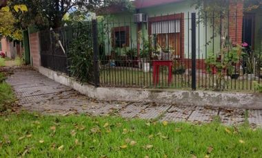 Casa De 3 Amb. Amplio Jardín. Garage. Patio. A Moderizar. 208 Mts. Calle 210 Al 700. Ranelagh. Berazategui