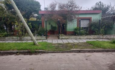 Casa De 3 Amb. Amplio Jardín. Garage. Patio. A Moderizar. 208 Mts. Calle 210 Al 700. Ranelagh. Berazategui