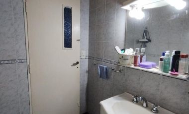 Casa De 3 Amb. Amplio Jardín. Garage. Patio. A Moderizar. 208 Mts. Calle 210 Al 700. Ranelagh. Berazategui