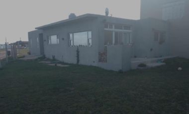VENDO CASA 4 AMB PRIMERA LINEA AL MAR.