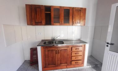 Guidek Stasiuk Propiedades alquila amplio terreno con casa.