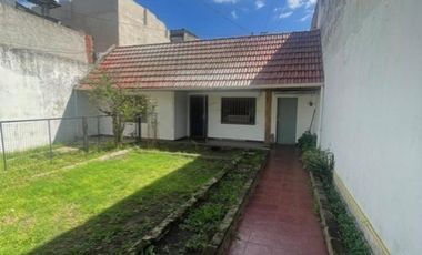 Casa de 3 ambientes y Jardín en Lanús Este.