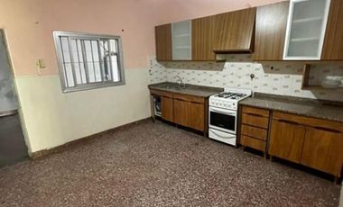 Casa de 3 ambientes y Jardín en Lanús Este.
