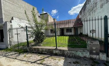 Casa de 3 ambientes y Jardín en Lanús Este.