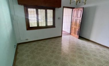 Casa de 3 ambientes y Jardín en Lanús Este.
