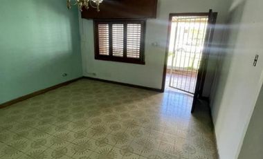 Casa de 3 ambientes y Jardín en Lanús Este.