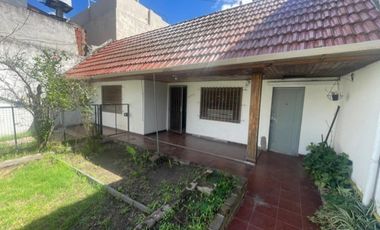 Casa de 3 ambientes y Jardín en Lanús Este.
