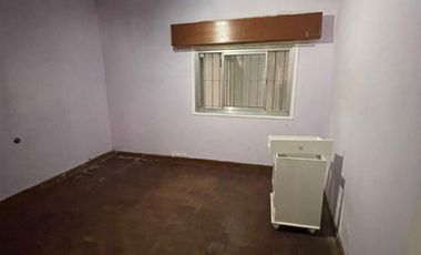 Casa de 3 ambientes y Jardín en Lanús Este.