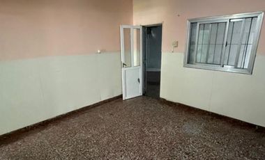 Casa de 3 ambientes y Jardín en Lanús Este.