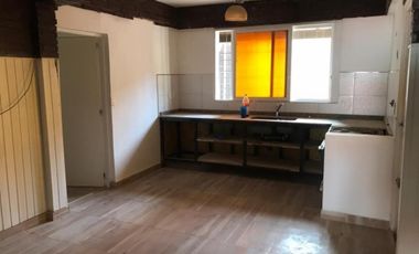 CASA DE 4 AMBIENTES CON MONOMABIENTE AL FONDO.