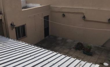 CASA DE 4 AMBIENTES CON MONOMABIENTE AL FONDO.