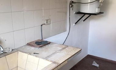 CASA DE 4 AMBIENTES CON MONOMABIENTE AL FONDO.