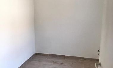 CASA DE 4 AMBIENTES CON MONOMABIENTE AL FONDO.