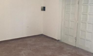 CASA DE 4 AMBIENTES CON MONOMABIENTE AL FONDO.