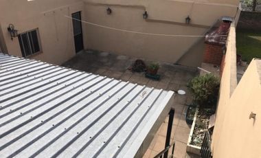 CASA DE 4 AMBIENTES CON MONOMABIENTE AL FONDO.
