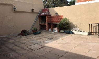 CASA DE 4 AMBIENTES CON MONOMABIENTE AL FONDO.