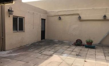 CASA DE 4 AMBIENTES CON MONOMABIENTE AL FONDO.