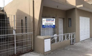 CASA DE 4 AMBIENTES CON MONOMABIENTE AL FONDO.