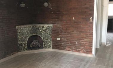 CASA DE 4 AMBIENTES CON MONOMABIENTE AL FONDO.
