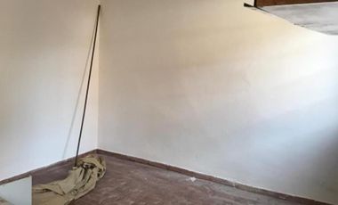 CASA DE 4 AMBIENTES CON MONOMABIENTE AL FONDO.